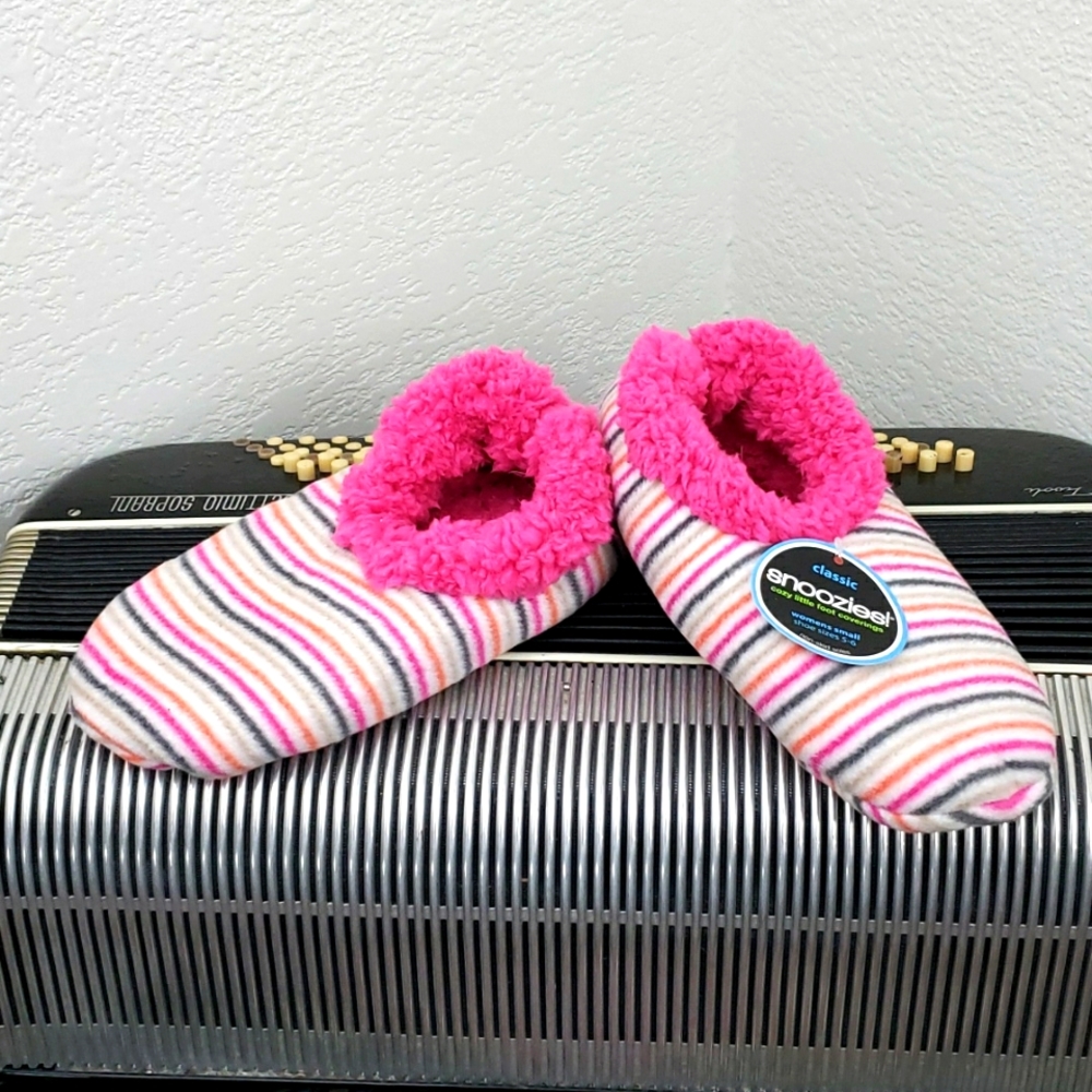 NWT - SNOOZIES SUPER SOFT PINK STRIPED SLIPPERS.  SIZE 5-6
